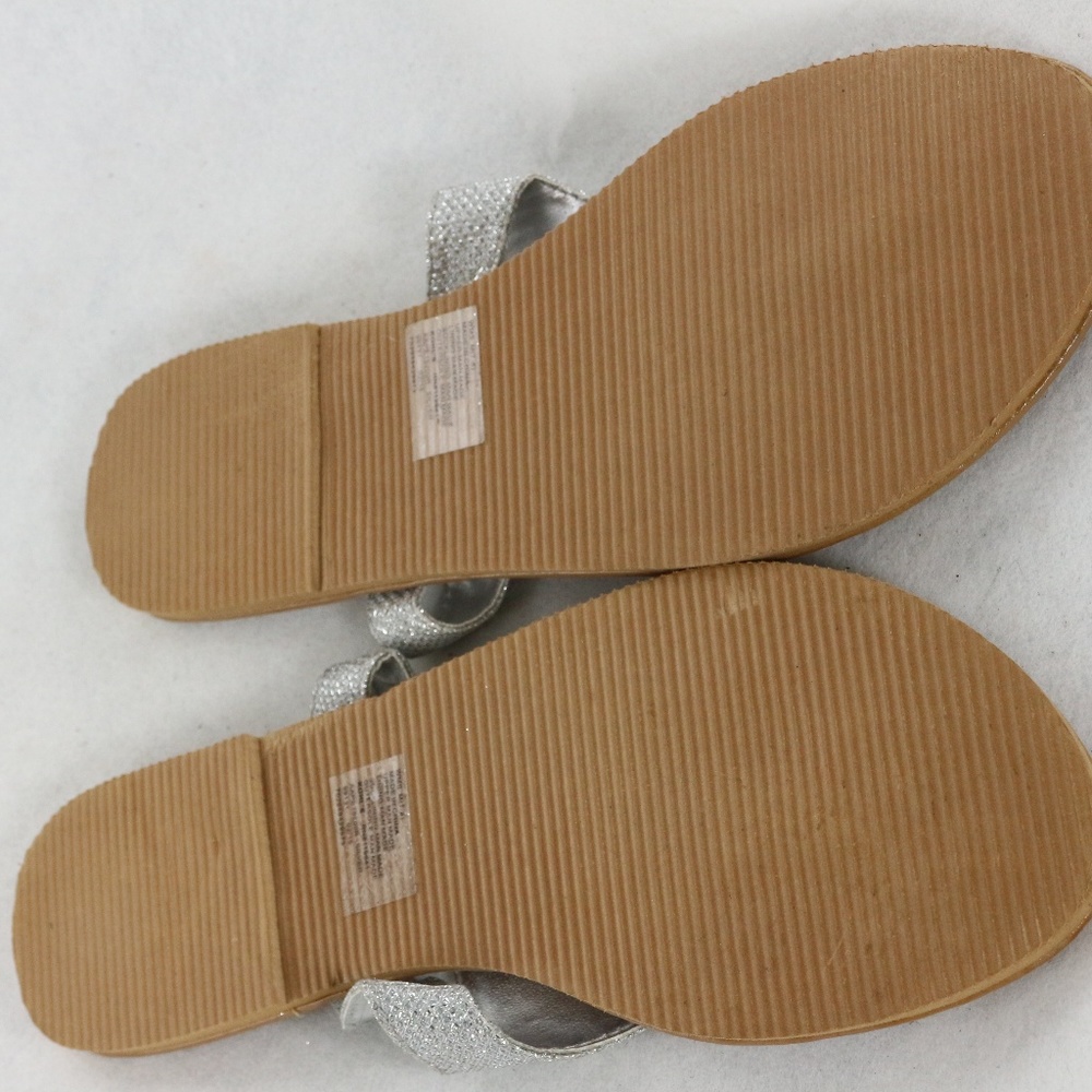 New APT 9 Silver Strap Thong Sandals - Picture 8 of 8